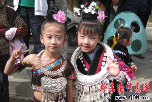 捕捉臺(tái)江街邊盛裝美女(組圖)