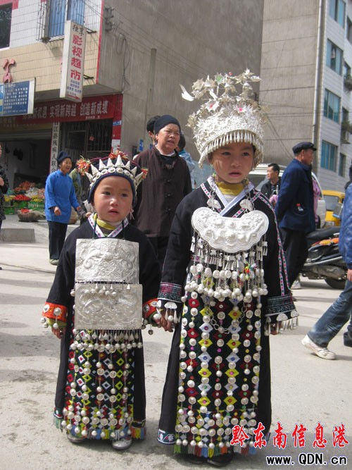 捕捉臺(tái)江街邊盛裝美女(組圖)