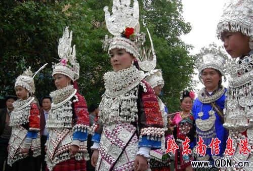 捕捉臺(tái)江街邊盛裝美女(組圖)