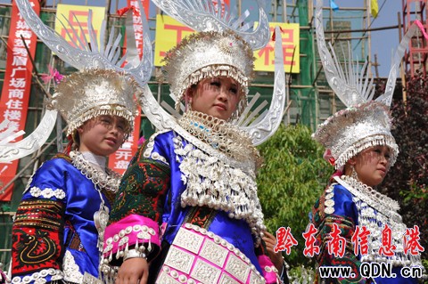 大型民族服飾展演傾倒觀眾(組圖)