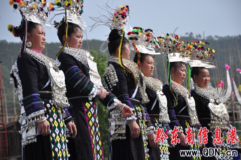 大型民族服飾展演傾倒觀眾(組圖)