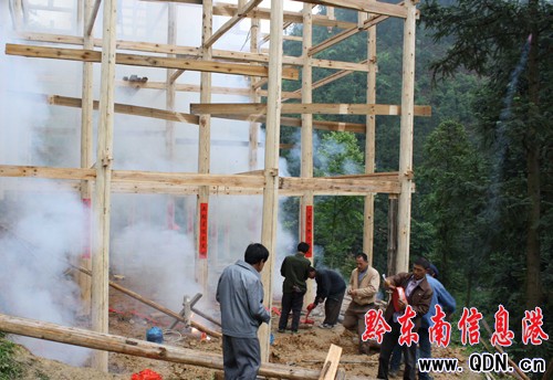 建房補助政策好 苗家侗鄉建房喜氣新(圖)