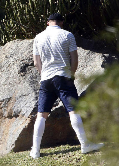 組圖:魯尼打高球放松隨地小便禍害小草遭拍