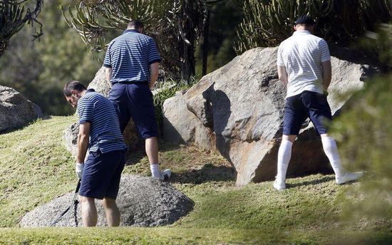 組圖:魯尼打高球放松隨地小便禍害小草遭拍