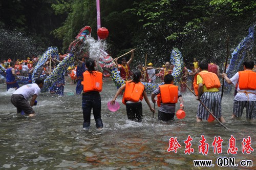 施秉第八屆“紅花郎”杉木河漂流節隆重開幕