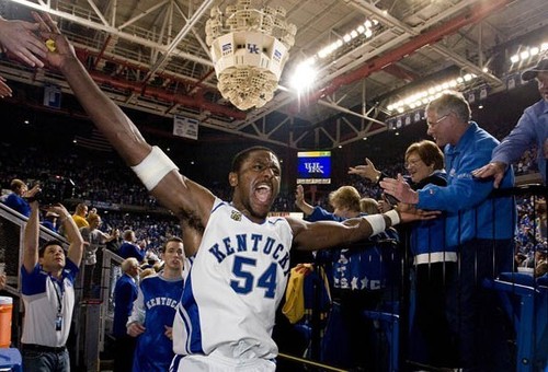 組圖:火箭新秀堪稱內(nèi)線魔獸強力暴扣為強項