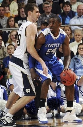 組圖:火箭新秀堪稱內(nèi)線魔獸強力暴扣為強項