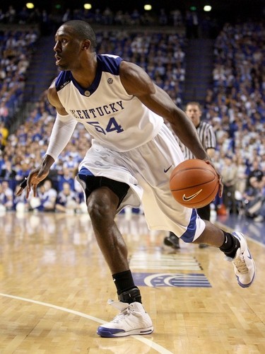 組圖:火箭新秀堪稱內(nèi)線魔獸強力暴扣為強項