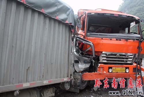 凱施公路上小貨車剎車失靈與大貨車對撞(圖)