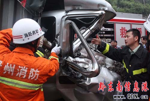 凱施公路上小貨車剎車失靈與大貨車對撞(圖)