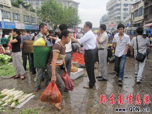 二商場不準再占道經營 凱里對馬路市場進行取締