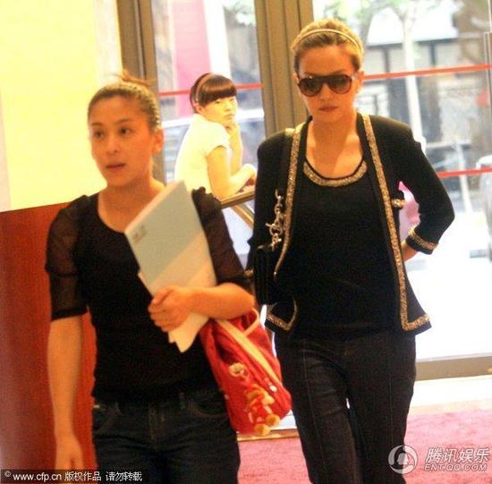 �M�D���wޱ�ڳ����汻·��ָ�c(di��n) С��͹��֏�(f��)��