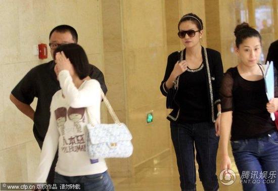 �M�D���wޱ�ڳ����汻·��ָ�c(di��n) С��͹��֏�(f��)��