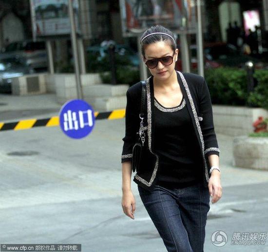 �M�D���wޱ�ڳ����汻·��ָ�c(di��n) С��͹��֏�(f��)��