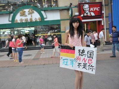 組圖:癡情美女球迷王府井游街 用嬌姿送梅西