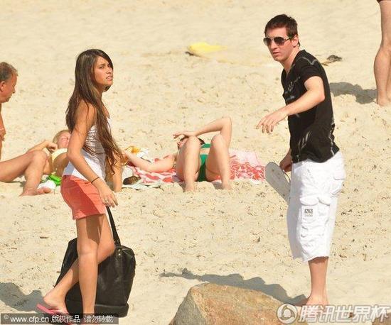 組圖:梅西情侶享受日光浴 一掃世界杯陰霾