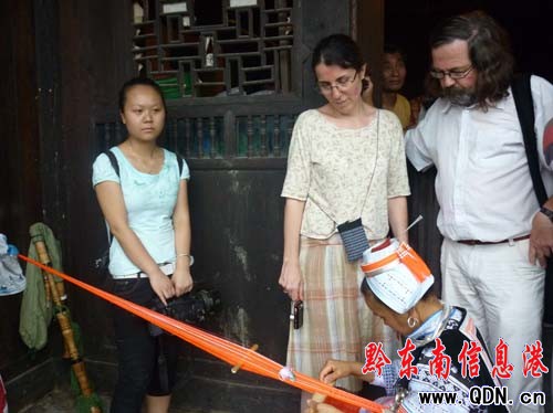 法國(guó)考察團(tuán)到黃平考察亻革家文化(圖)