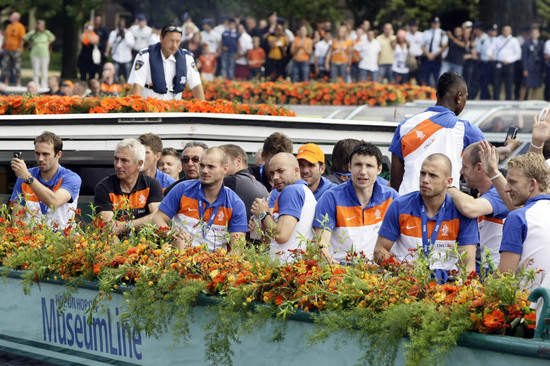 組圖:無冕之王游行享禮遇 球迷跳運河追英雄