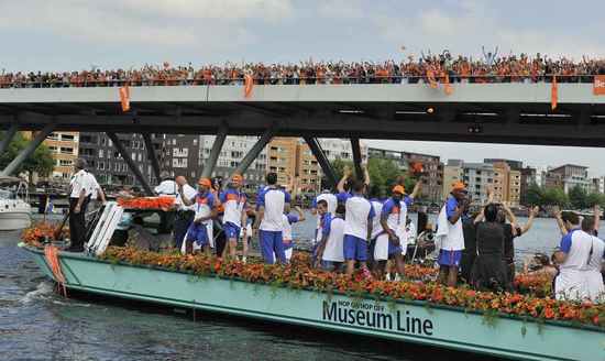 組圖:無冕之王游行享禮遇 球迷跳運河追英雄