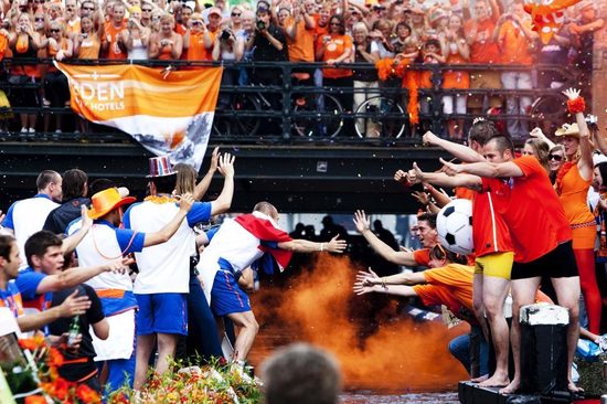 組圖:無冕之王游行享禮遇 球迷跳運河追英雄