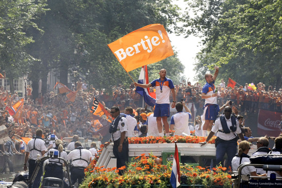 組圖:無冕之王游行享禮遇 球迷跳運河追英雄