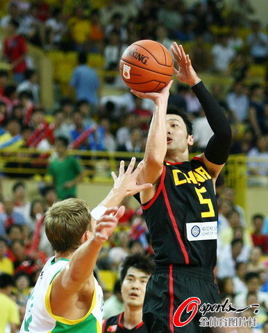 中國男籃86-82立陶宛 王治郅砍下15+2(組圖)