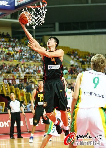 中國男籃86-82立陶宛 王治郅砍下15+2(組圖)