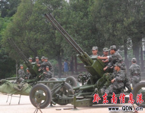 黎平舉行民兵軍事訓(xùn)練匯報(bào)表演(組圖)