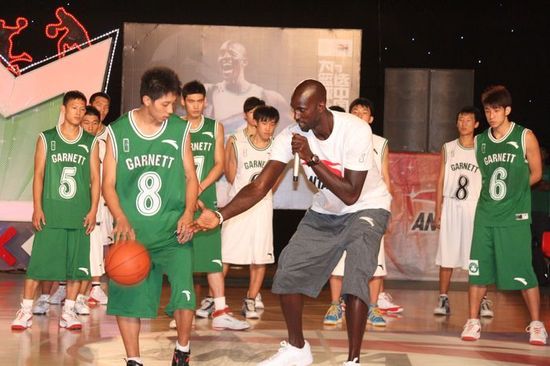 加內特親自示范熱身 解說球賽勝過解說員