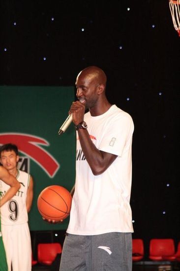 加內特親自示范熱身 解說球賽勝過解說員