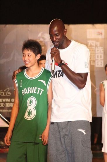 加內特親自示范熱身 解說球賽勝過解說員