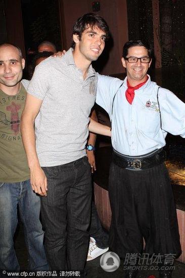 卡卡入伙“C羅幫” 四巨星擠出租吃烤肉(圖)