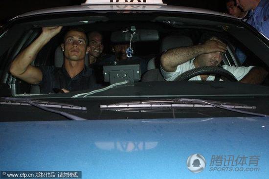 卡卡入伙“C羅幫” 四巨星擠出租吃烤肉(圖)