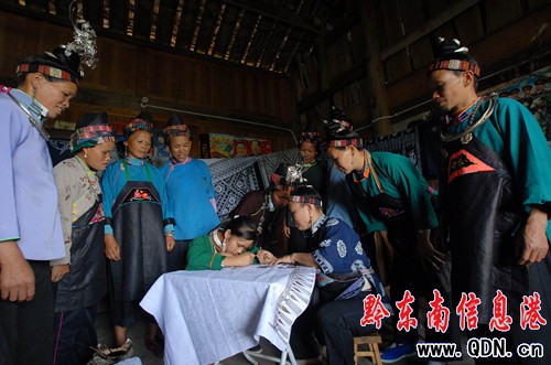 丹寨:苗胞農(nóng)閑學(xué)技藝(圖)