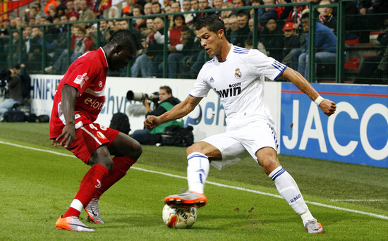 組圖:C羅大秀華麗盤帶 穆帥場邊露罕見微笑