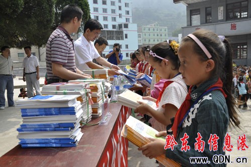 團州委送來一車教輔書 750兒童樂開懷(圖)