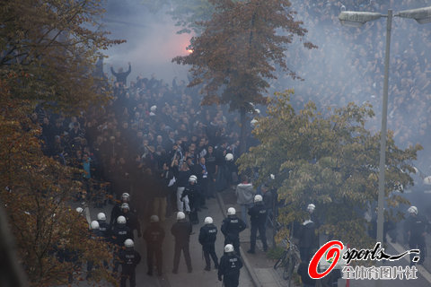 組圖:漢堡德比球迷滋事 6警察受傷50人被捕