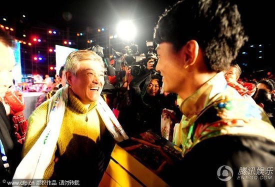 組圖趙本山攜小沈陽(yáng)玉樹(shù)度中秋 花十萬(wàn)送月餅