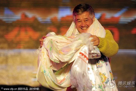 組圖趙本山攜小沈陽(yáng)玉樹(shù)度中秋 花十萬(wàn)送月餅