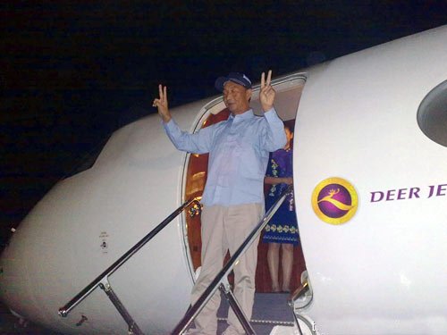 我國漁船船長詹其雄乘坐包機啟程回國