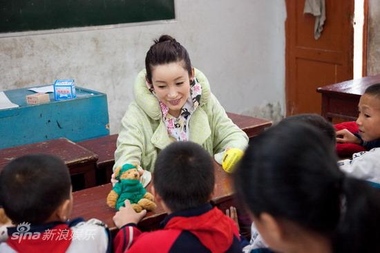 圖文:秦海璐支教貴州-秦海璐和小學(xué)生們聊天
