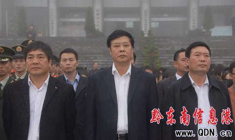 丹寨國慶日舉行升國旗唱國歌儀式(圖)