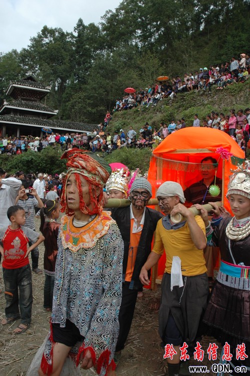 “十一”黃金周黎平侗鄉山寨人山人海(圖)