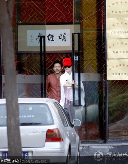 謝娜不顧形象披浴巾現身 乘張杰座駕不避嫌(圖)