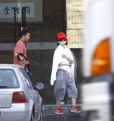 謝娜不顧形象披浴巾現身 乘張杰座駕不避嫌(圖)