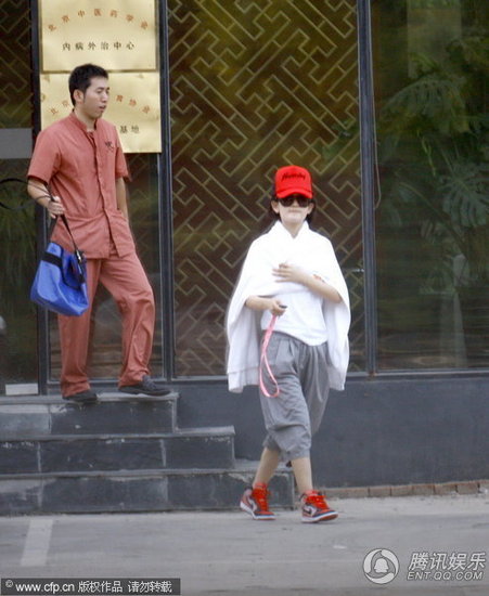 謝娜不顧形象披浴巾現身 乘張杰座駕不避嫌(圖)