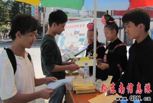 返鄉(xiāng)大學(xué)生義務(wù)為家鄉(xiāng)做旅游推介