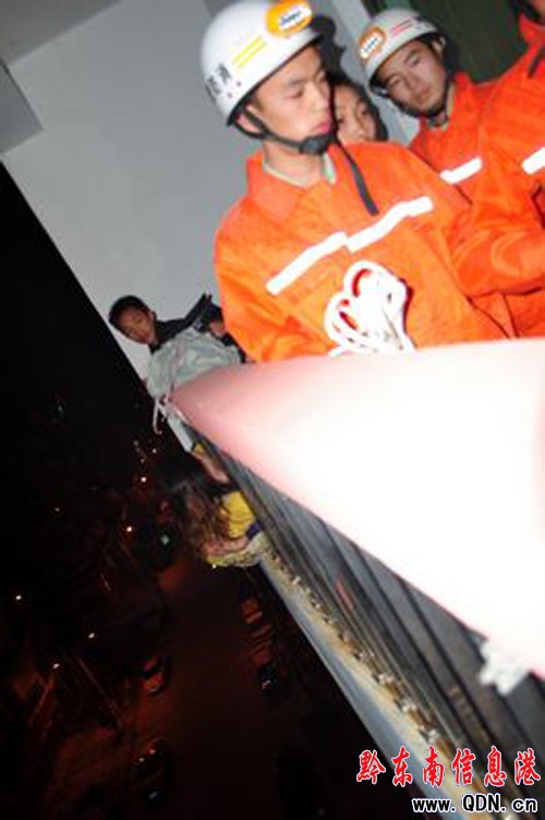 家庭瑣事上演跳樓風(fēng)波 消防成功營救(圖)