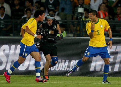 阿爾維斯任意球破門接受隊友祝賀