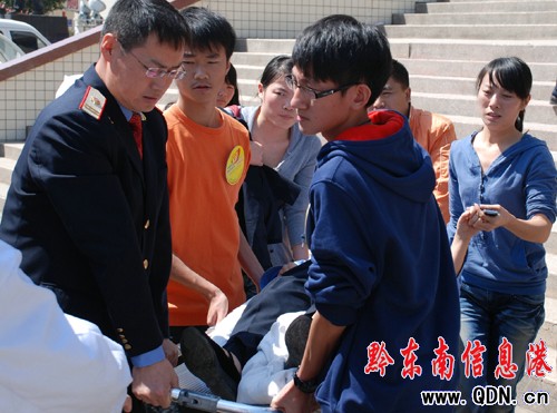 凱里車務段黨員志愿者守候車站助旅客(圖)